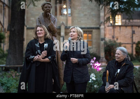 La statua di Eleanor Roosevelt è svelata da Hillary Rodham Clinton (al centro) con Helen Mountfield, principio di Mansfield College e Penelope Jencks, l'artista che ha creato la statua al di fuori dell'Istituto Bonavero in Oxford in occasione del settantesimo anniversario della Dichiarazione Universale dei Diritti dell'uomo. Foto Stock