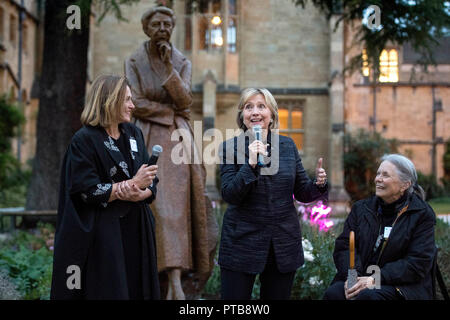 La statua di Eleanor Roosevelt è svelata da Hillary Rodham Clinton (al centro) con Helen Mountfield, principio di Mansfield College e Penelope Jencks, l'artista che ha creato la statua al di fuori dell'Istituto Bonavero in Oxford in occasione del settantesimo anniversario della Dichiarazione Universale dei Diritti dell'uomo. Foto Stock