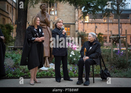 La statua di Eleanor Roosevelt è svelata da Hillary Rodham Clinton (al centro) con Helen Mountfield, principio di Mansfield College e Penelope Jencks, l'artista che ha creato la statua al di fuori dell'Istituto Bonavero in Oxford in occasione del settantesimo anniversario della Dichiarazione Universale dei Diritti dell'uomo. Foto Stock