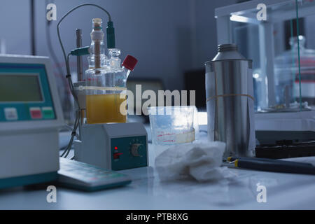 Pallone da laboratorio scala di pesatura e le attrezzature di laboratorio Foto Stock