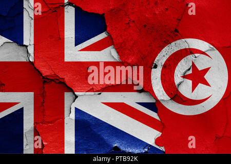 Bandiere del Regno Unito e la Tunisia dipinta sulla parete incrinato Foto Stock