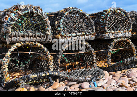 Lobster Pot impilate su Budleigh Salterton beach, Devon, Inghilterra. Il 20 marzo 2018 Foto Stock