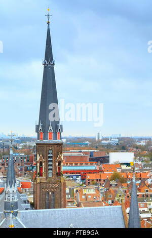 Antenna vista panoramica con la torre della cattedrale e le case di Delft, Olanda Foto Stock