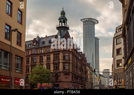 Francoforte, Hessen, Germania - 07 Aprile 2017: Kaiserstrasse/Moselstrasse queste strade sono nella stazione principale area con una miscela di vecchio e nuovo ed una Foto Stock