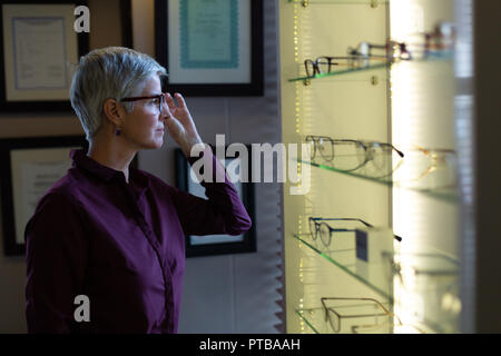 Senior donna selezionando il telaio Foto Stock