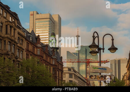 Francoforte, Hessen, Germania - 07 Aprile 2017: Kaiserstrasse Questa strada è una strada a piedi nella direzione dalla stazione principale per il grande centro commerciale Foto Stock