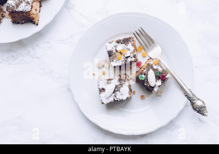 La torta di riso. Budino di riso al forno dessert dolcificata con zucchero in polvere e guarnita con frutta candita bucce di arancia nella parte superiore con una forcella sul lato. Il riso Foto Stock