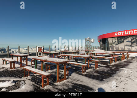 Monti Tatra, Slovacchia - 05 ottobre 2018. La terrazza e il ristorante in superiore funivia in cima Chopok. Chopok stazione della funivia nei Bassi Tatra Foto Stock