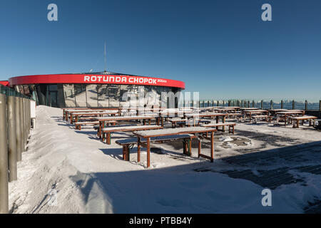 Monti Tatra, Slovacchia - 05 ottobre 2018. La terrazza e il ristorante in superiore funivia in cima Chopok. Chopok stazione della funivia nei Bassi Tatra Foto Stock