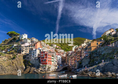 Bellissimo cielo sopra il borgo di Riomaggiore, Cinque Terre Liguria, Italia Foto Stock