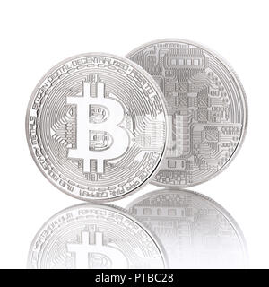 Bitcoin isolato su sfondo bianco con la riflessione Foto Stock