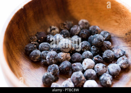 Nero greggio perle di tapioca in ciotola di legno. Prodotto organico. Foto Stock