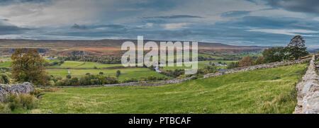 North Pennines AONB paesaggio panoramico, a ovest verso sud ovest di sopra di Teesdale da Stoney Gill testa in autunno Foto Stock