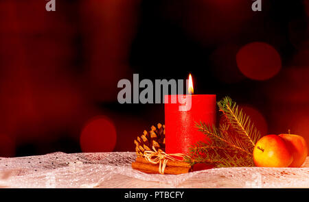 Candela rossa con decorazioni natalizie e spazio di copia Foto Stock