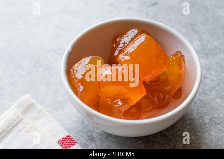 Confetture agli agrumi di bergamotto in piccolo vaso in ceramica. / Marmellata di arance. Alimenti biologici. Foto Stock