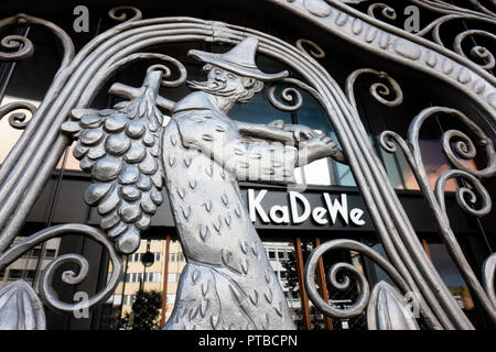 Esterno del grande magazzino KaDeWe con cancelli ornati chiuso il giorno festivo, Berlino, Germania Foto Stock