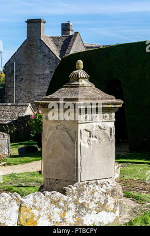 Tea caddy tomba di stile, sagrato della chiesa di Sant'Andrea, Miserden, Gloucestershire Foto Stock