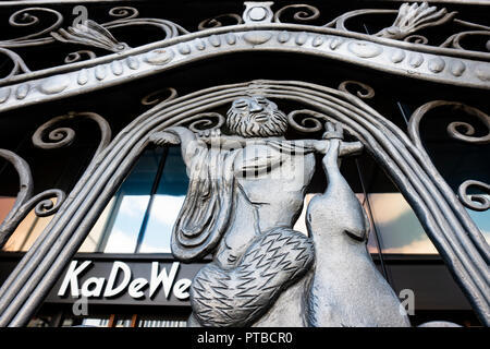 Esterno del grande magazzino KaDeWe con cancelli ornati chiuso il giorno festivo, Berlino, Germania Foto Stock