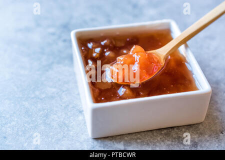 In casa confettura di mele cotogne in piazza coppa in ceramica / Marmellata di arance. Alimenti biologici. Foto Stock
