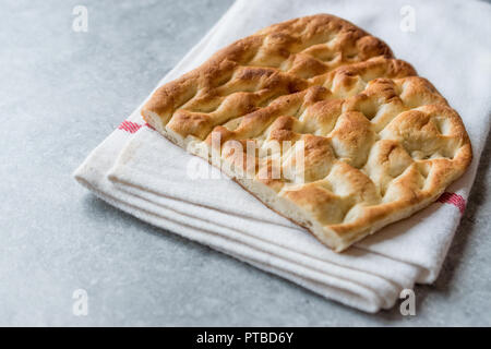 Pane turco Tirnak Pide o Pita per kebab. Tradizionale pasticceria da forno. Foto Stock