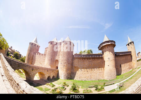 Ponte che conduce al Chateau Comtal a Carcassonne fortificazioni, Francia, Europa Foto Stock