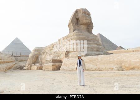 U.S prima signora Melania Trump tours la Grande Sfinge di Giza Ottobre 6, 2018 al di fuori de Il Cairo, Egitto. La First Lady è l'ultima tappa della sua prima d'oltremare viaggio da solista. I critici di moda chiamato primo signore scelta di outfit simile a Michael Jackson, Carmen Sandiego e Indiana Jones. Foto Stock