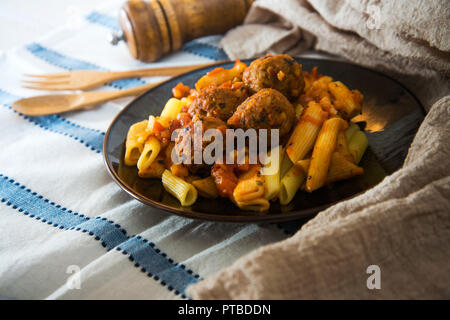 Gustoso con penne a sfera a base di carne e salsa di pomodoro Foto Stock