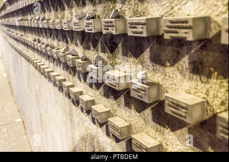 Memorial a Francoforte ebrei uccisi nell'Olocausto sulla parete del vecchio cimitero ebraico, Battonnstrasse, Francoforte, Hessen, Germania Foto Stock