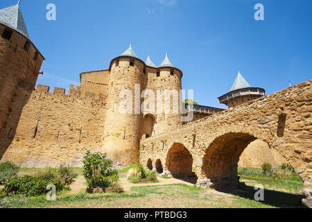 Ponte che conduce all'ingresso anteriore del Conte il castello di Carcassonne, Francia Foto Stock