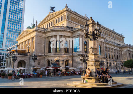 Alte Oper, old opera house, da Richard Lucae, 1880, e UBS tower, Opernplatz, Francoforte, Hessen, Germania Foto Stock