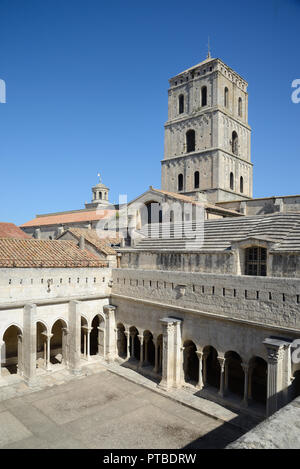 Chiostro o il cortile della chiesa di Saint Trophime Arles Provence Francia Foto Stock