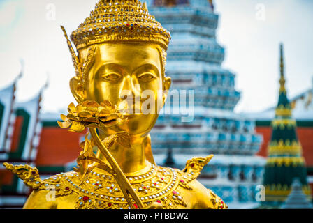 Dettaglio della decorazione esterna di Ubosoth, al Wat Phra Kaew Tempio del Buddha di Smeraldo di Bangkok, Tailandia Foto Stock