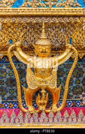 Dettaglio delle decorazioni dorate statue di Wat Phra Kaew Tempio del Buddha di Smeraldo di Bangkok, Tailandia Foto Stock