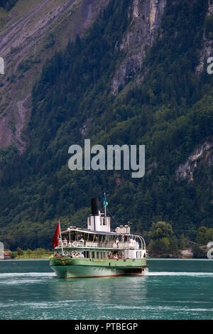 PS Lötschberg (costruito nel 1914 dalla Escher-Wyss, Zurigo) sul Brienzersee, andando a poppa per avvicinarsi a Brienz pier, Kanton Bern, Svizzera Foto Stock