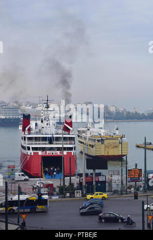 Grecia, il porto del Pireo. La mattina presto e la gente traghetti per impostare off per le isole. Foto Stock