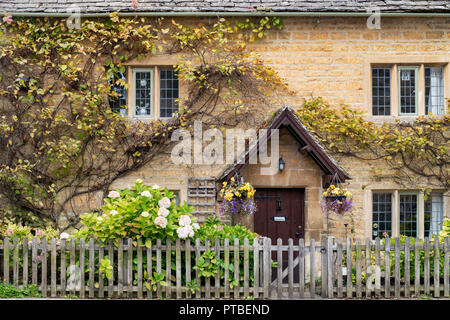 Cotswold cottage in pietra in autunno. Bourton sull'acqua, Cotswolds, Gloucestershire, Inghilterra Foto Stock