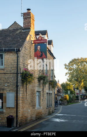 Il duca di Wellington pub firmare al mattino presto in autunno. Bourton sull'acqua, Cotswolds, Gloucestershire, Inghilterra Foto Stock