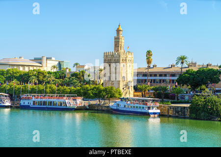 Il fiume Guadalquivir in quartiere di Triana. Siviglia, in Andalusia, Spagna Foto Stock