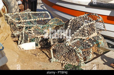 Vasi per granchi e aragoste da una fascia costiera di pesca in barca a West Runton, Norfolk, Inghilterra, Regno Unito, Europa. Foto Stock