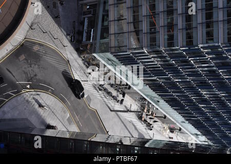 Londra, Regno Unito. Oct, 2018: vista dal decimo piano Blavatnik Edificio, guardando verso il basso in corrispondenza di strade sottostanti, scene di strada, vista aerea. Credito: Katherine Da Silva Foto Stock