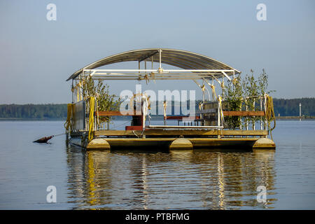 In zattera sul fiume; Peldošs plosts Daugavas vidū blakus Meinarda salai. Daugava (lībiešu: Vēna, krievu: За́падная Двина́, baltkrievu: Заходняя Дзвіна, Foto Stock