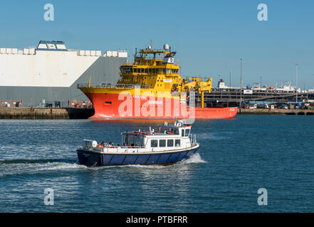 Ostensjo rederi come rimorchiatore edda forma a fianco del porto di Southampton docks, uk con il traghetto hythe in primo piano. Foto Stock