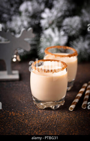 Tradizionale Natale inverno zabaione bevande in bicchieri Foto Stock