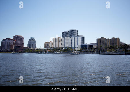 Skyline della città di West Palm Beach dall'acqua, Florida Foto Stock