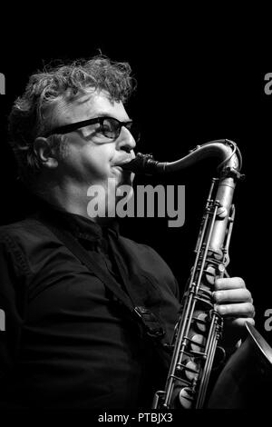 Julian Siegel suonare jazz sax tenore con Gareth Lochrane big band, Scarborough Jazz Festival 2018 Foto Stock