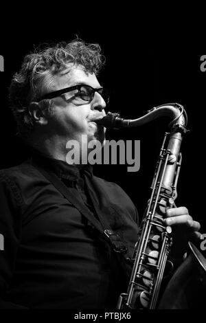 Julian Siegel suonare jazz sax tenore con Gareth Lochrane big band, Scarborough Jazz Festival 2018 Foto Stock