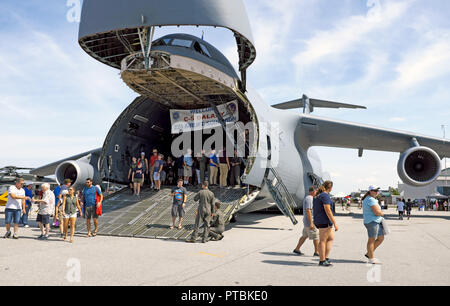 Al Cleveland National Air Show di Cleveland, Ohio, USA, è in mostra un aereo militare US Air Force Lockheed C-5 Galaxy. Foto Stock