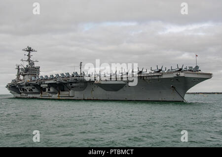 US Navy navi da guerra, la portaerei USS Harry S Truman (CVN 75) ad ancorare nel Solent per visitare Portsmouth, Regno Unito tra il 6th-10th October 2018. Foto Stock