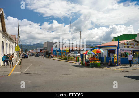 Cartago, Costa Rica - Agosto 19, 2015: persone passeggiare per le strade della città coloniale di Cartago, Costa Rica Foto Stock