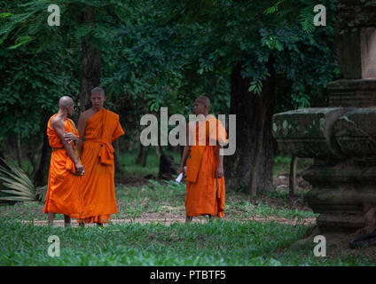 I monaci in un giardino in Angkor Wat, Siem Reap Provincia, Angkor, Cambogia Foto Stock